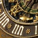 Tre simboli zodiacali che rappresentano i segni più testardi in un contesto astrologico.