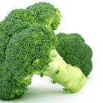 Immagine di broccoli freschi, evidenziando il glucorafano per combattere il colesterolo alto.